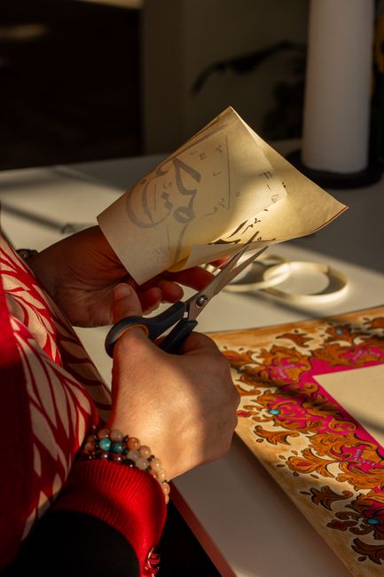 Выставочный стенд с широким пространством и акцентным освещением
